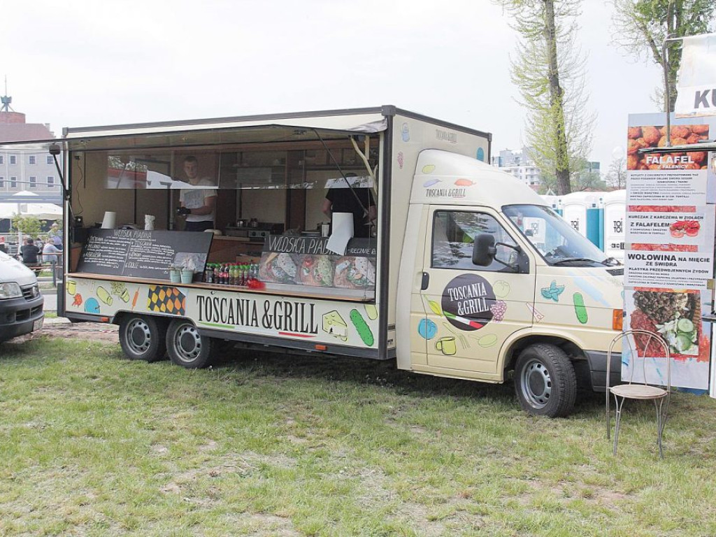 Spróbuj autorskiej kuchni z różnych stron świata. Foodtracki kuszą przy marinie