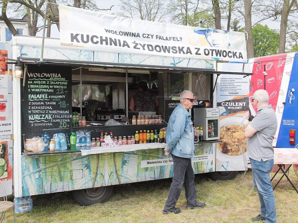 Spróbuj autorskiej kuchni z różnych stron świata. Foodtracki kuszą przy marinie