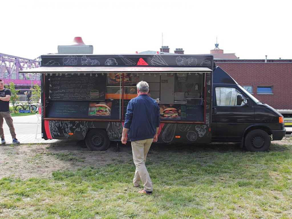 Spróbuj autorskiej kuchni z różnych stron świata. Foodtracki kuszą przy marinie