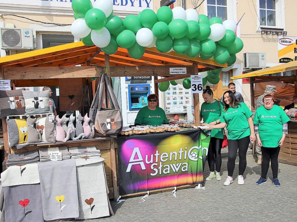 Dużo ludzi wypoczywa nad jeziorem. W Sławie trwa Jarmark Produktu Regionalnego