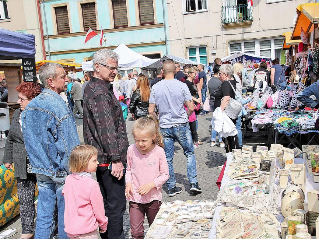 Dużo ludzi wypoczywa nad jeziorem. W Sławie trwa Jarmark Produktu Regionalnego