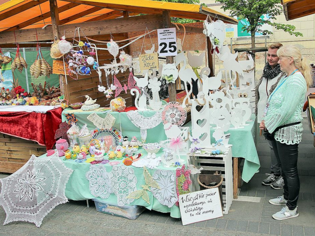 Dużo ludzi wypoczywa nad jeziorem. W Sławie trwa Jarmark Produktu Regionalnego