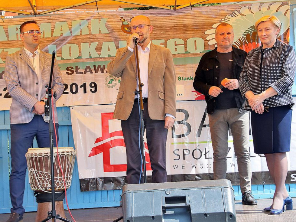 Dużo ludzi wypoczywa nad jeziorem. W Sławie trwa Jarmark Produktu Regionalnego