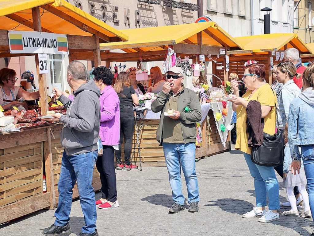 Dużo ludzi wypoczywa nad jeziorem. W Sławie trwa Jarmark Produktu Regionalnego