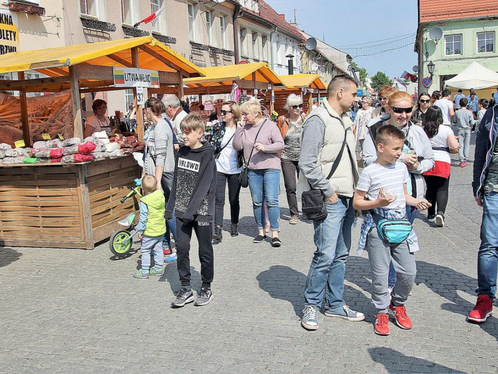 Dużo ludzi wypoczywa nad jeziorem. W Sławie trwa Jarmark Produktu Regionalnego