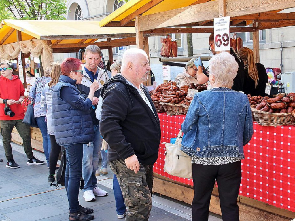 Dużo ludzi wypoczywa nad jeziorem. W Sławie trwa Jarmark Produktu Regionalnego