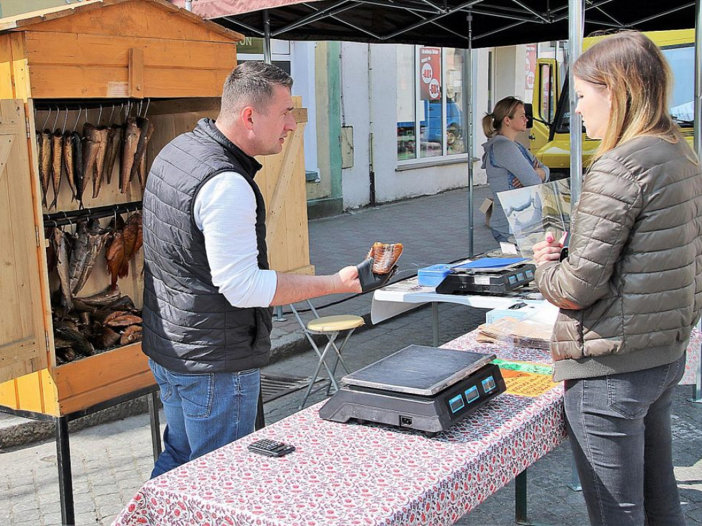 Dużo ludzi wypoczywa nad jeziorem. W Sławie trwa Jarmark Produktu Regionalnego