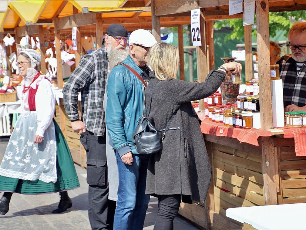 Dużo ludzi wypoczywa nad jeziorem. W Sławie trwa Jarmark Produktu Regionalnego