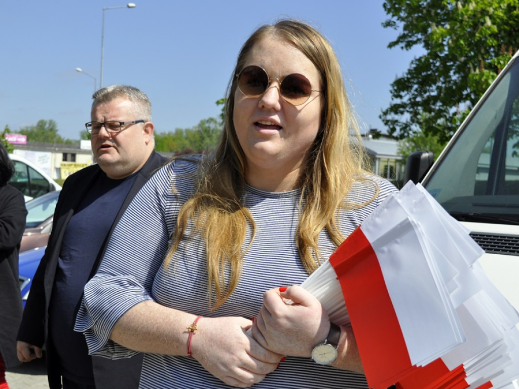 Flaga i ciasteczka w biało-czerwonych barwach od starosty na marinie
