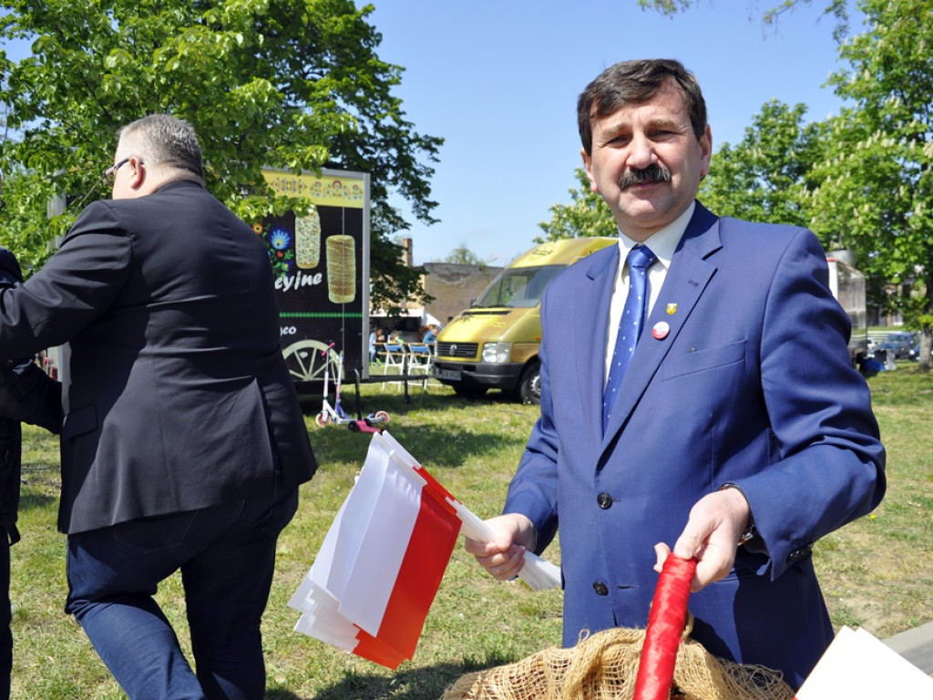 Flaga i ciasteczka w biało-czerwonych barwach od starosty na marinie