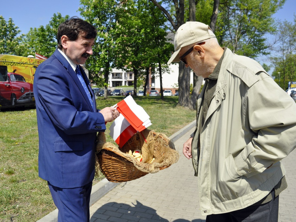 Flaga i ciasteczka w biało-czerwonych barwach od starosty na marinie