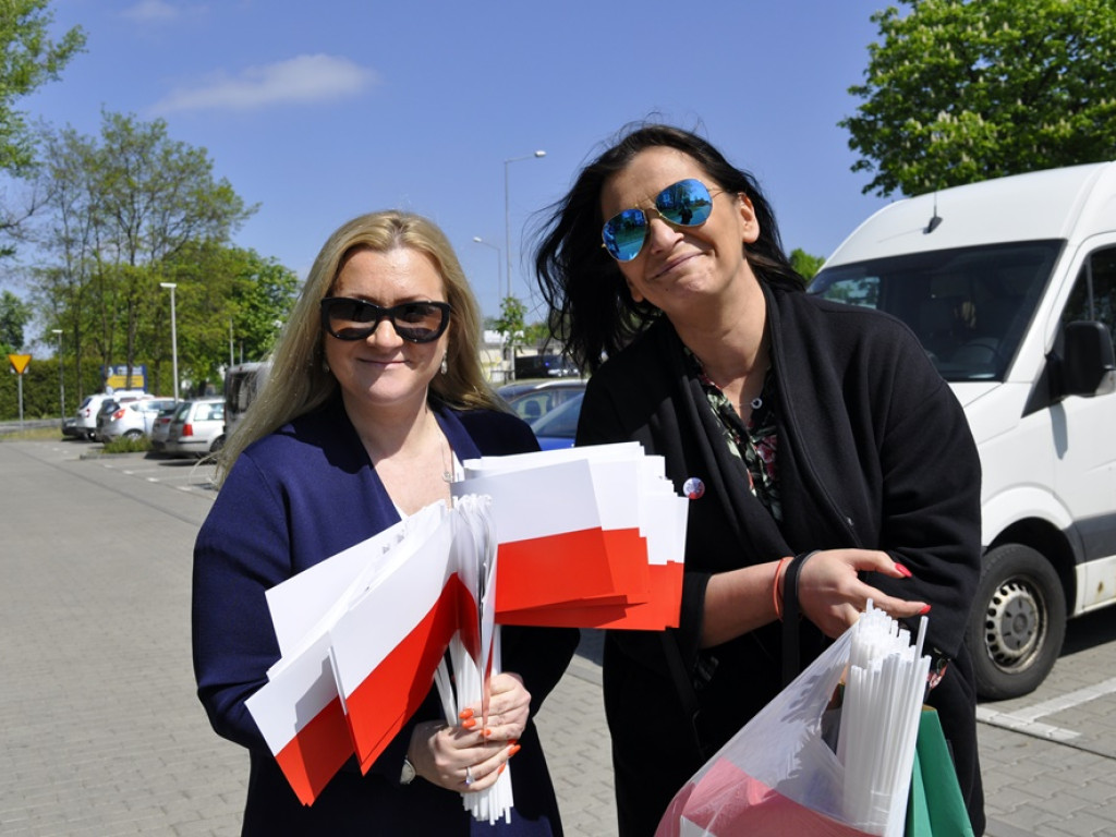 Flaga i ciasteczka w biało-czerwonych barwach od starosty na marinie