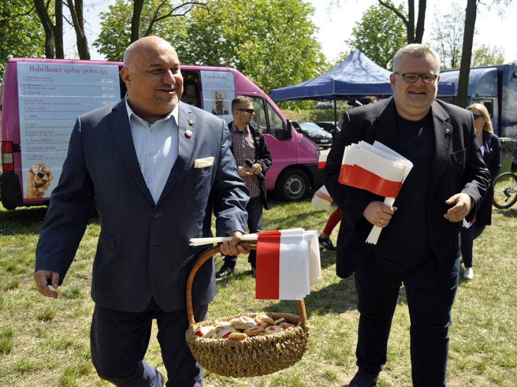 Flaga i ciasteczka w biało-czerwonych barwach od starosty na marinie