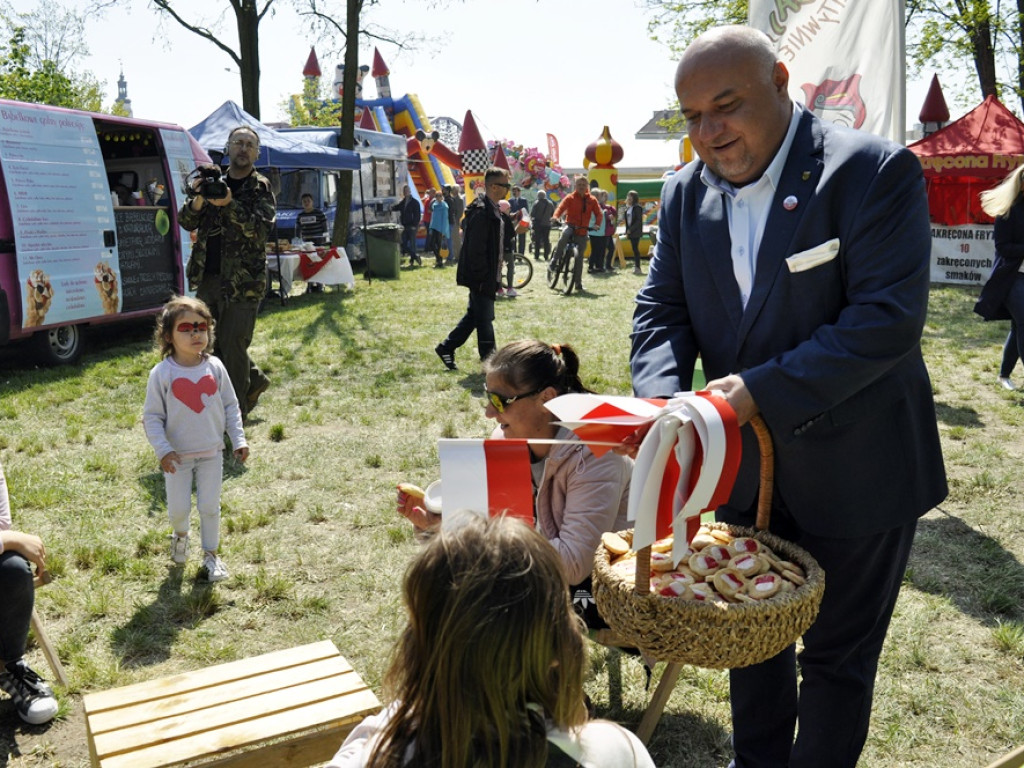 Flaga i ciasteczka w biało-czerwonych barwach od starosty na marinie