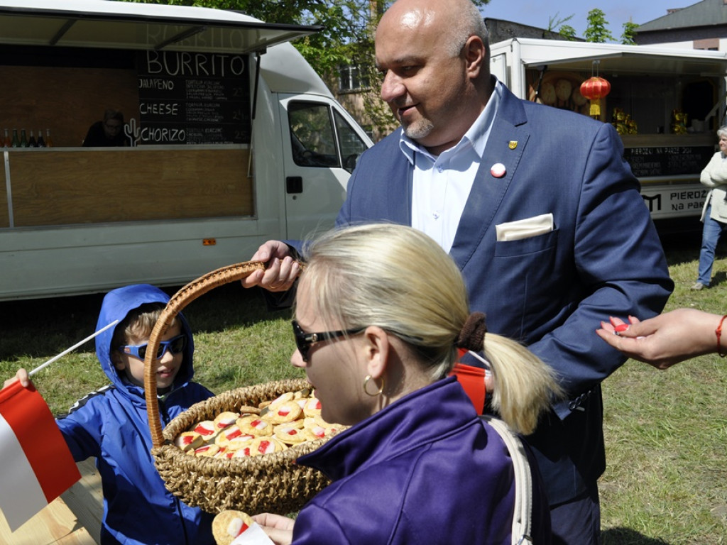 Flaga i ciasteczka w biało-czerwonych barwach od starosty na marinie
