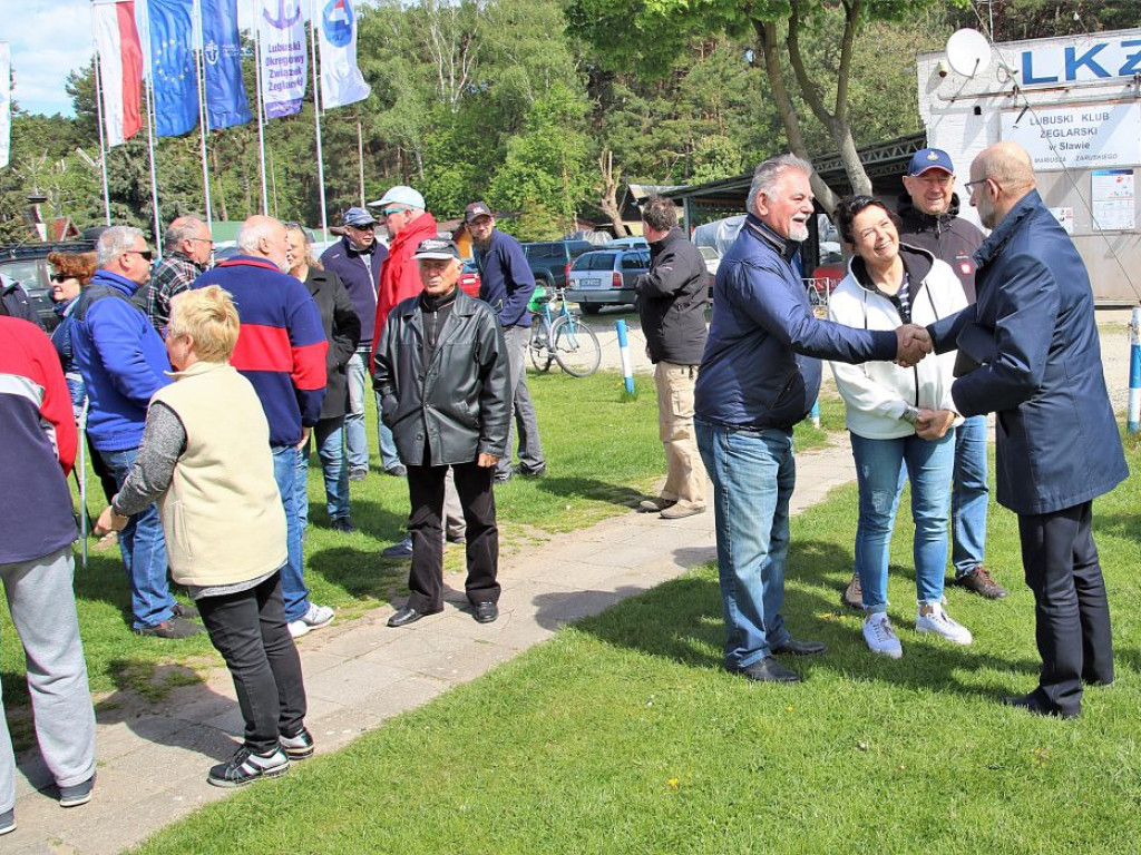 Żeglarze rozpoczęli sezon od podniesienia bandery. Pierwsze regaty w czerwcu