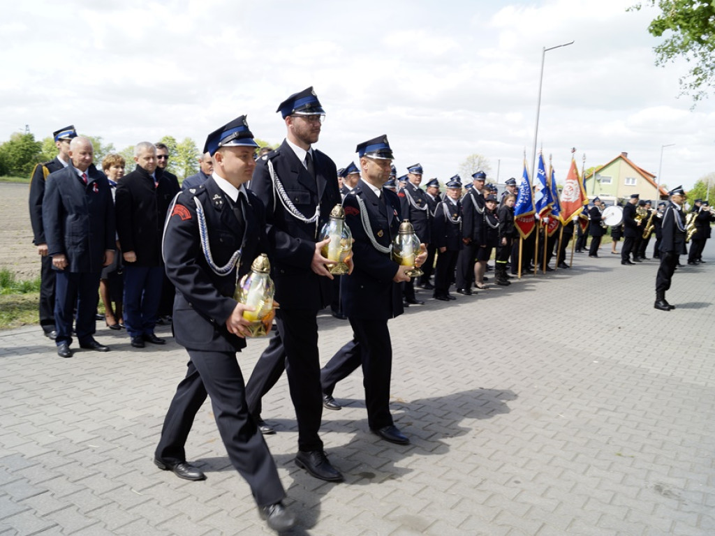 Prezent z okazji  Dnia Strażaka. Świętowali otwarcie nowej remizy w Szymocinie
