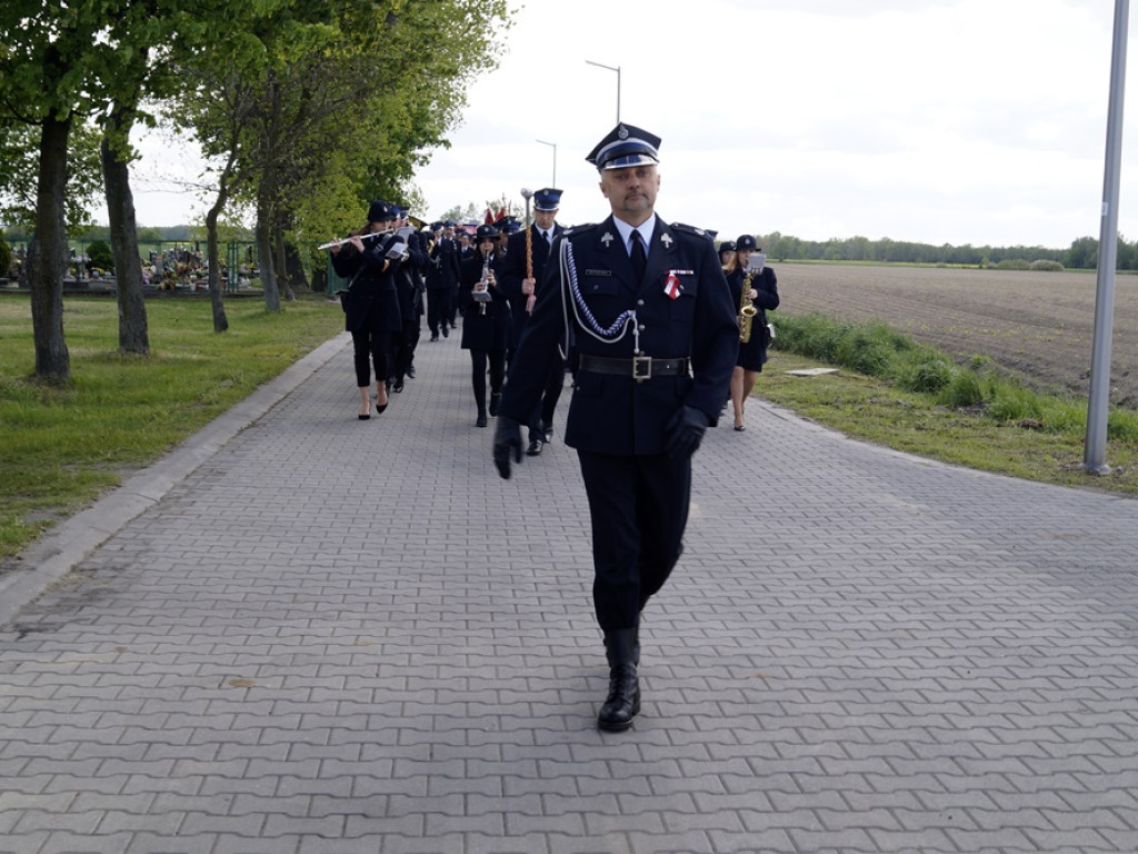 Prezent z okazji  Dnia Strażaka. Świętowali otwarcie nowej remizy w Szymocinie