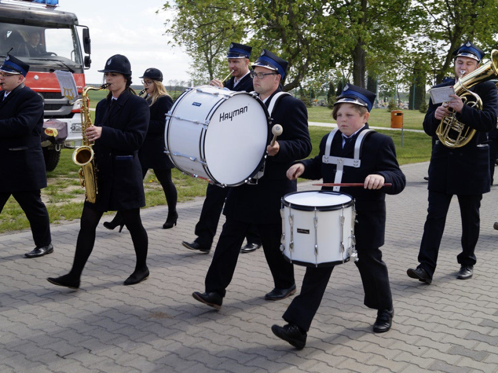 Prezent z okazji  Dnia Strażaka. Świętowali otwarcie nowej remizy w Szymocinie