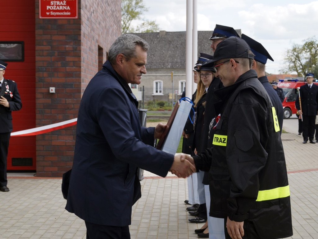 Prezent z okazji  Dnia Strażaka. Świętowali otwarcie nowej remizy w Szymocinie
