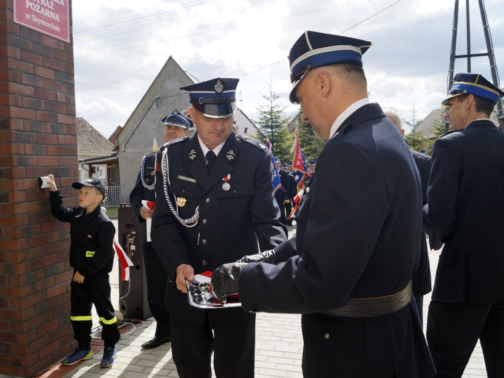 Prezent z okazji  Dnia Strażaka. Świętowali otwarcie nowej remizy w Szymocinie