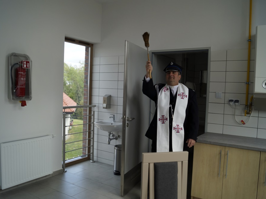 Prezent z okazji  Dnia Strażaka. Świętowali otwarcie nowej remizy w Szymocinie