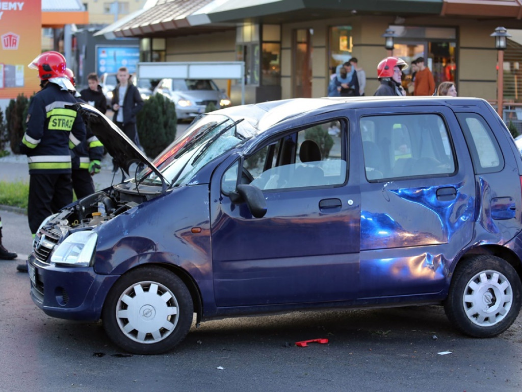 Dachowanie na skrzyżowaniu w centrum miasta! Dwie osoby poszkodowane