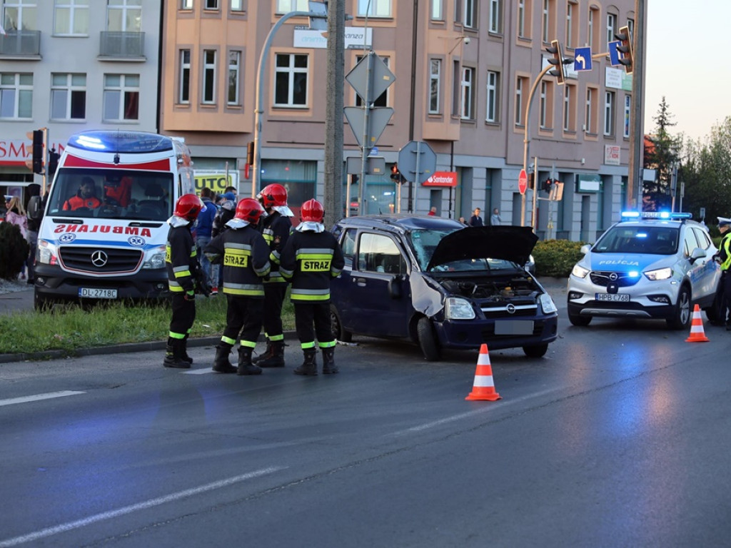 Dachowanie na skrzyżowaniu w centrum miasta! Dwie osoby poszkodowane