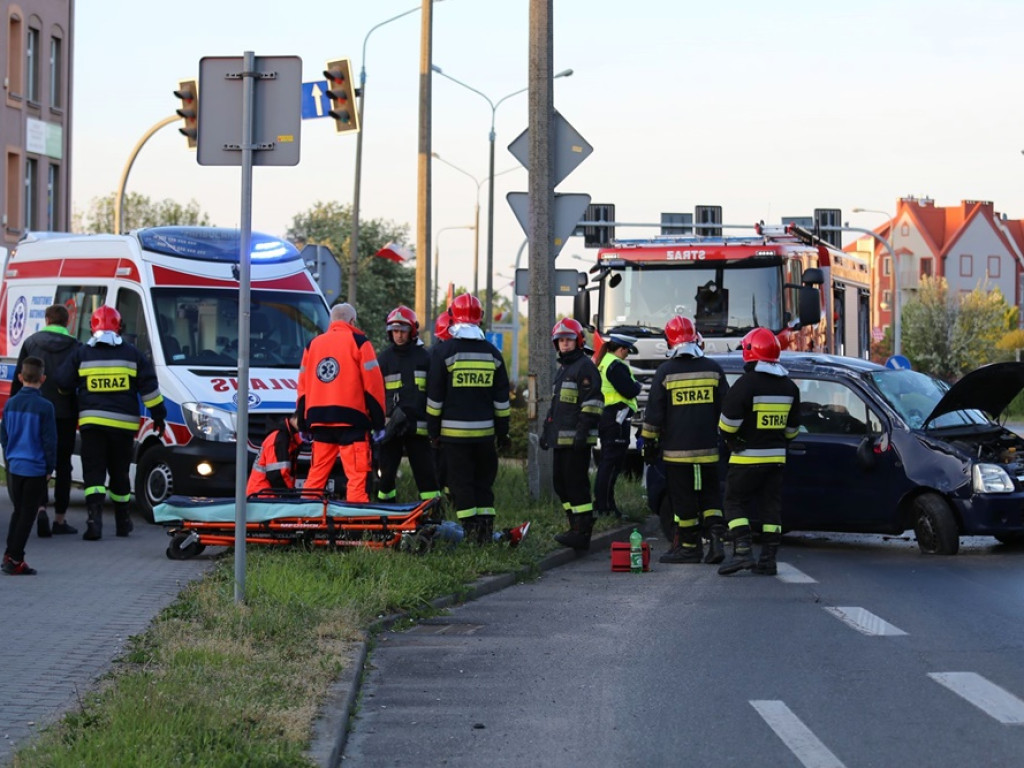 Dachowanie na skrzyżowaniu w centrum miasta! Dwie osoby poszkodowane