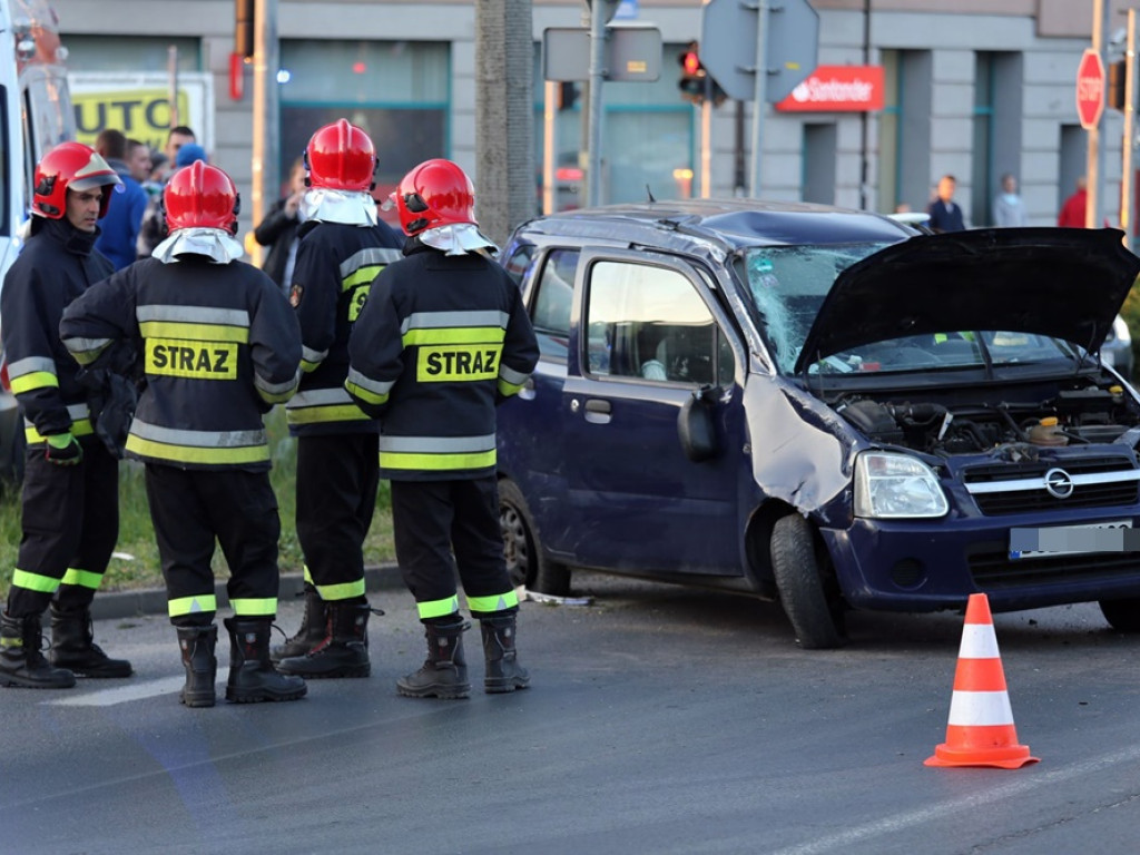 Dachowanie na skrzyżowaniu w centrum miasta! Dwie osoby poszkodowane