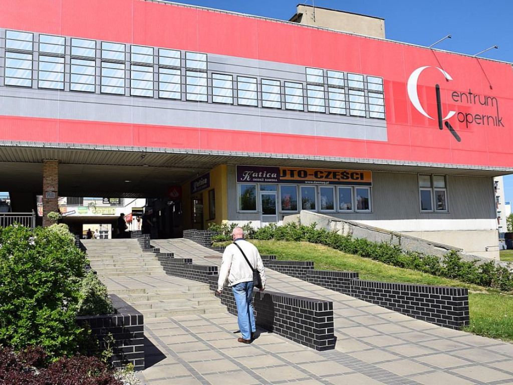 Centrum Kopernik przyciąga wzrok czerwienią. Jest ładnie, a to dopiero początek?