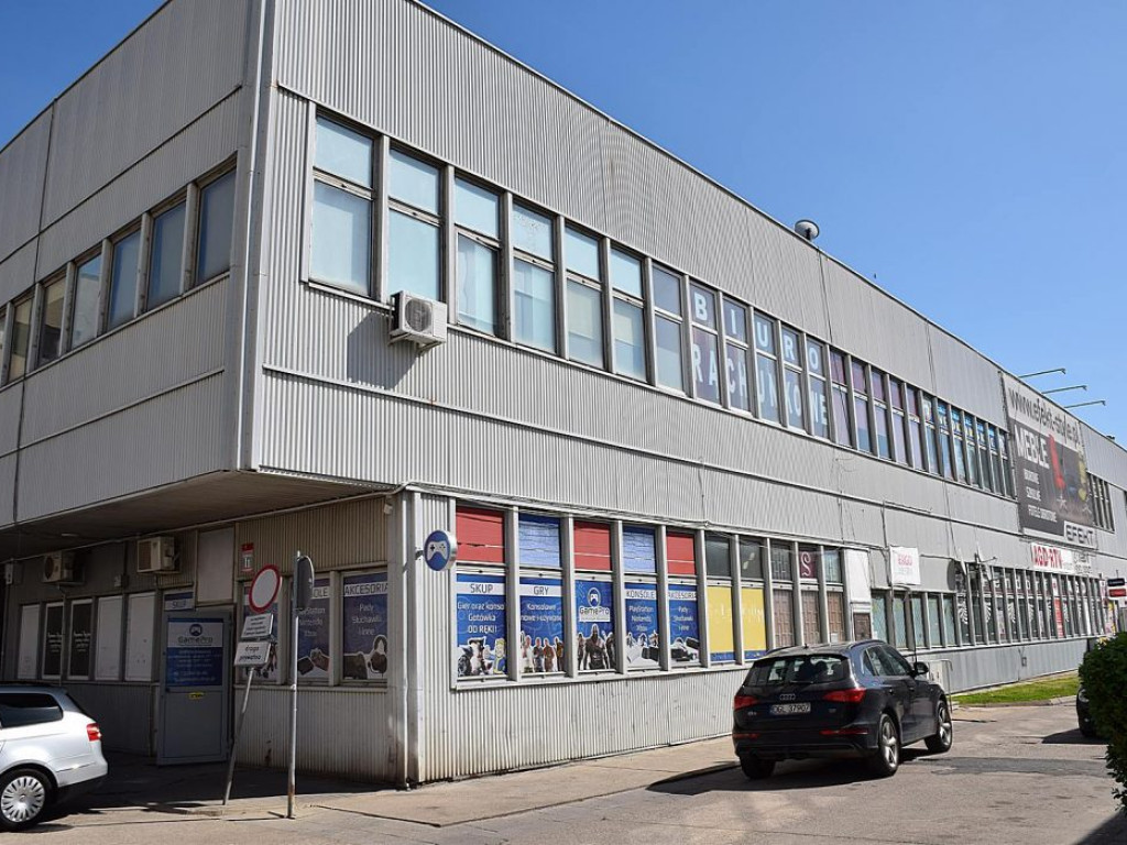 Centrum Kopernik przyciąga wzrok czerwienią. Jest ładnie, a to dopiero początek?
