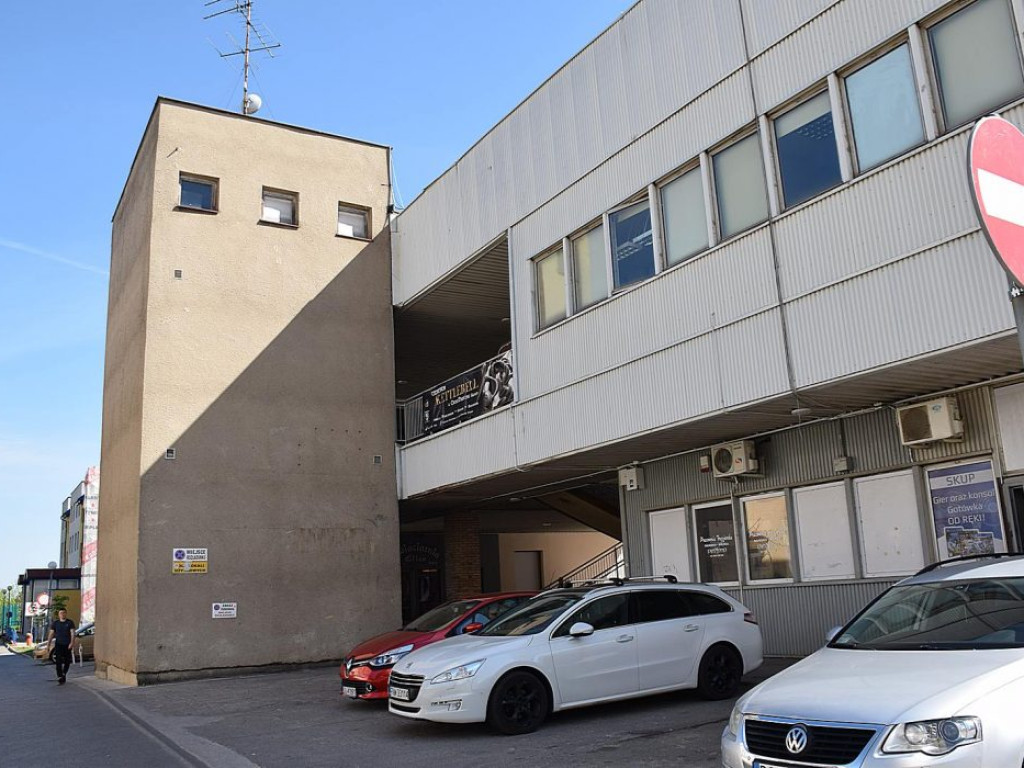 Centrum Kopernik przyciąga wzrok czerwienią. Jest ładnie, a to dopiero początek?