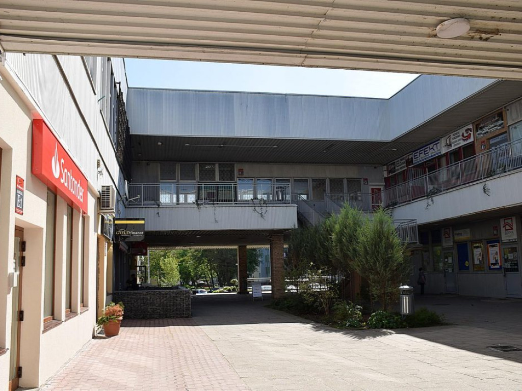 Centrum Kopernik przyciąga wzrok czerwienią. Jest ładnie, a to dopiero początek?