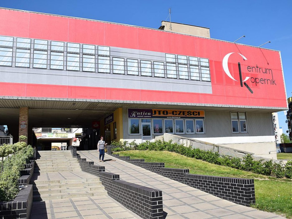 Centrum Kopernik przyciąga wzrok czerwienią. Jest ładnie, a to dopiero początek?