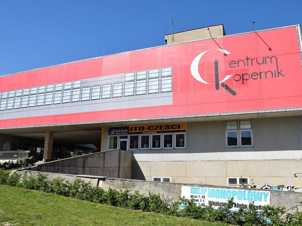 Centrum Kopernik przyciąga wzrok czerwienią. Jest ładnie, a to dopiero początek?
