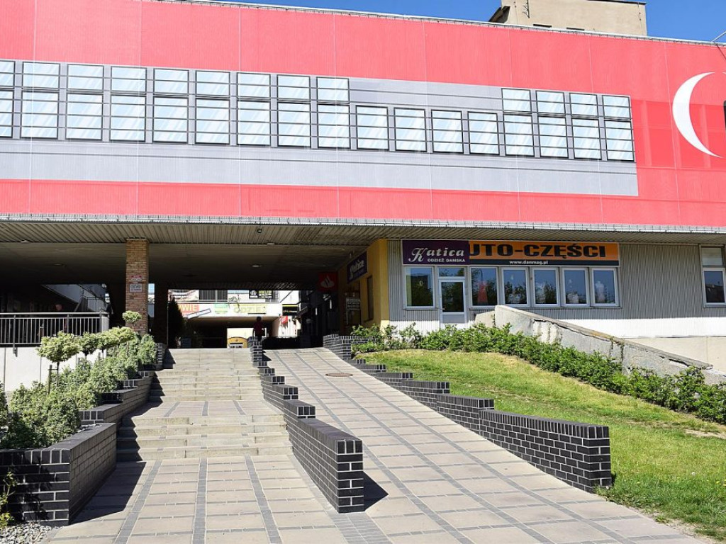 Centrum Kopernik przyciąga wzrok czerwienią. Jest ładnie, a to dopiero początek?