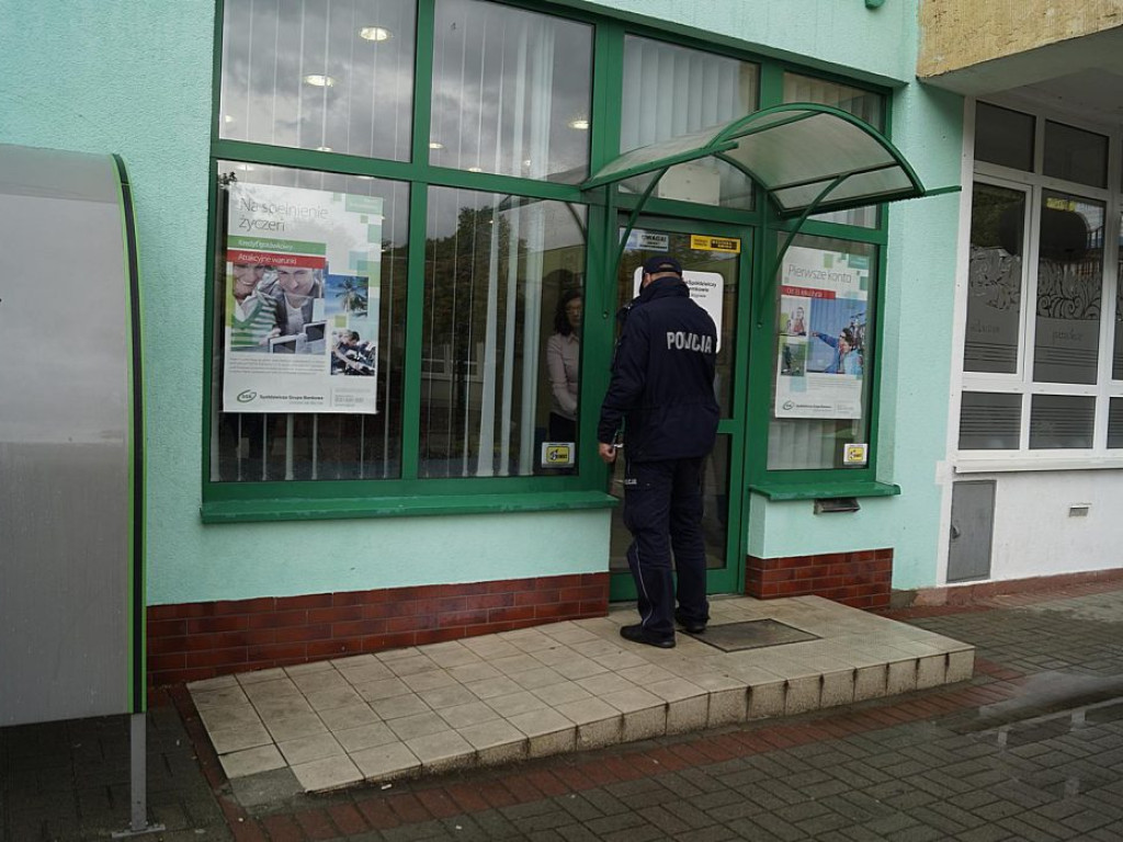 Napad na bank przy ulicy Budowlanych w Głogowie! Sprawca nadal na wolności