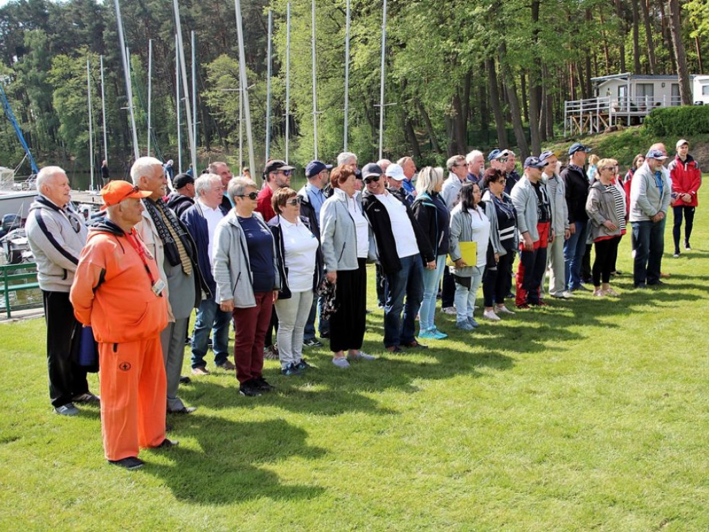 Po podniesieniu bandery ruszyli na jezioro. Tylko trochę słabo wiało