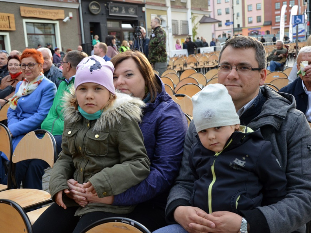 Huczne święto naszych hutników na rynku. Zagrał zespół Raz, Dwa, Trzy