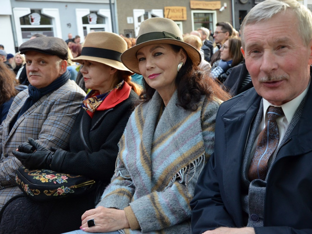 Huczne święto naszych hutników na rynku. Zagrał zespół Raz, Dwa, Trzy