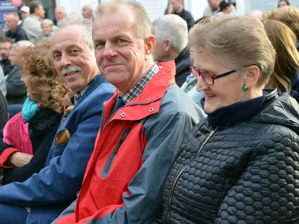 Huczne święto naszych hutników na rynku. Zagrał zespół Raz, Dwa, Trzy