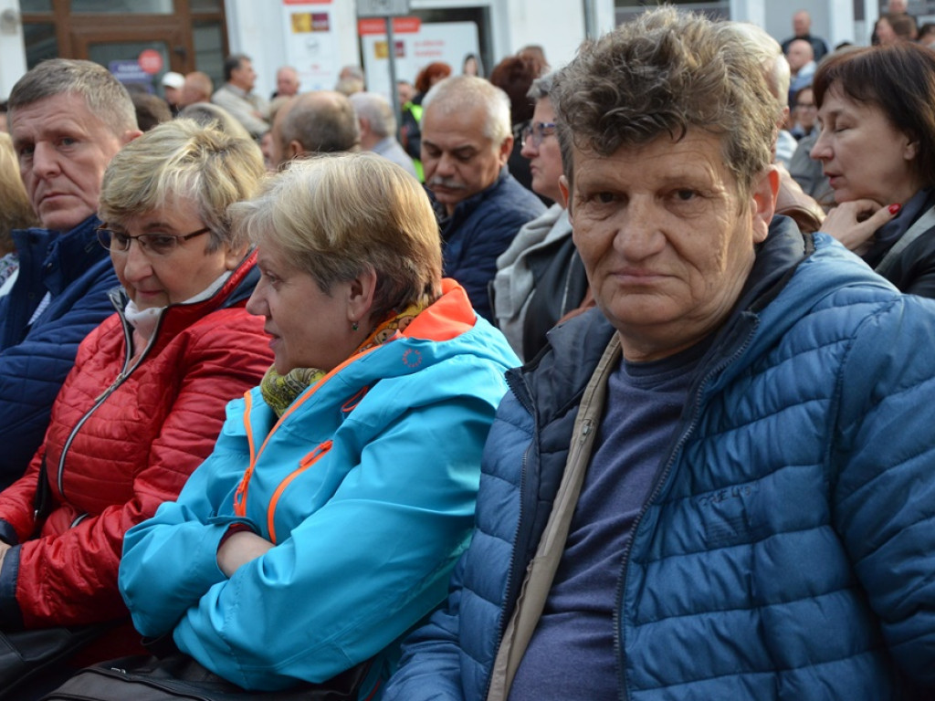 Huczne święto naszych hutników na rynku. Zagrał zespół Raz, Dwa, Trzy