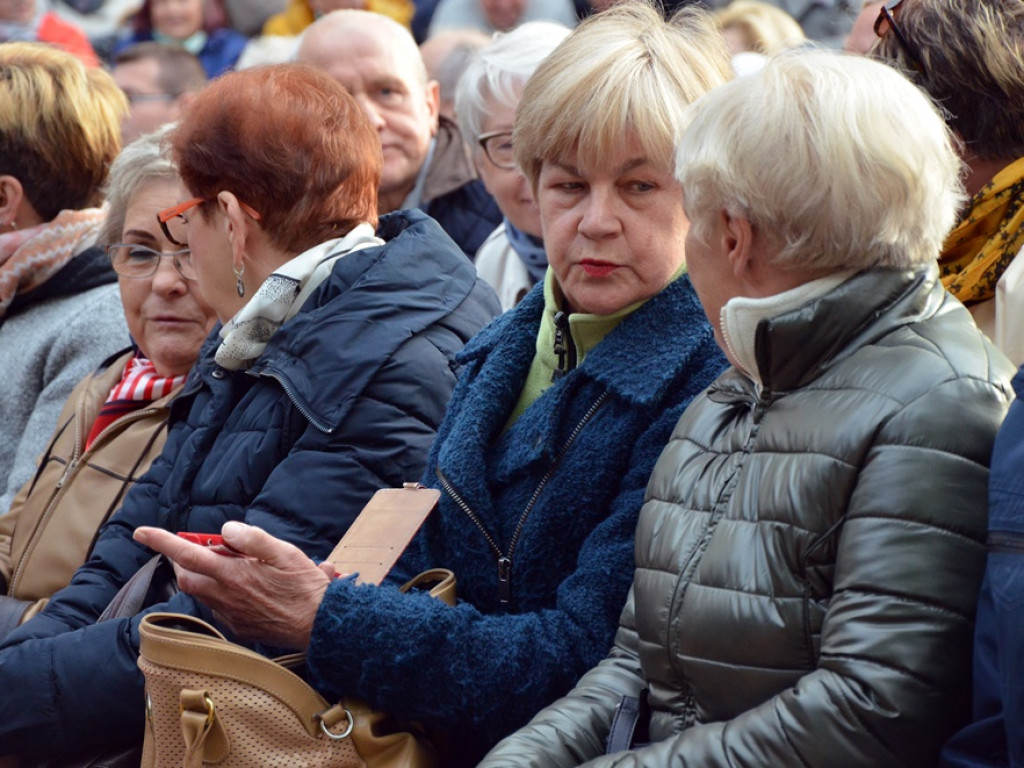 Huczne święto naszych hutników na rynku. Zagrał zespół Raz, Dwa, Trzy
