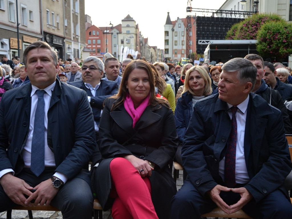 Huczne święto naszych hutników na rynku. Zagrał zespół Raz, Dwa, Trzy