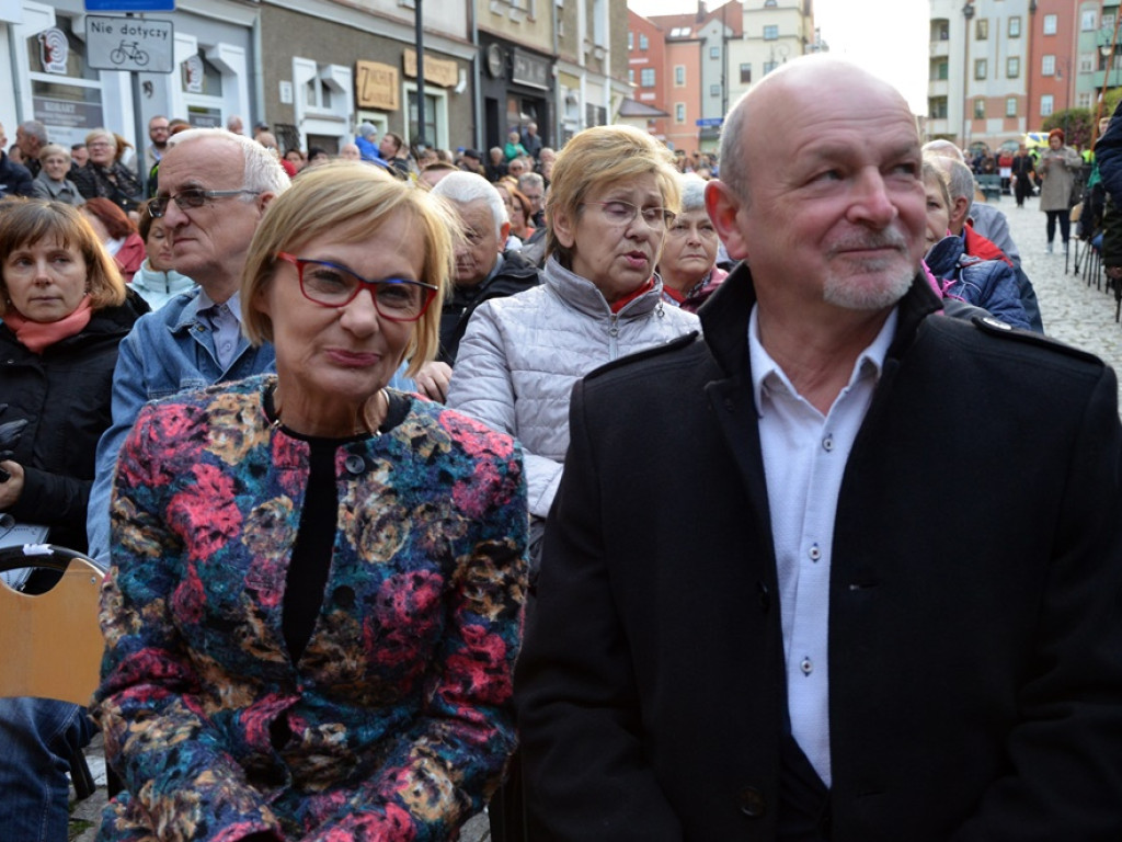 Huczne święto naszych hutników na rynku. Zagrał zespół Raz, Dwa, Trzy