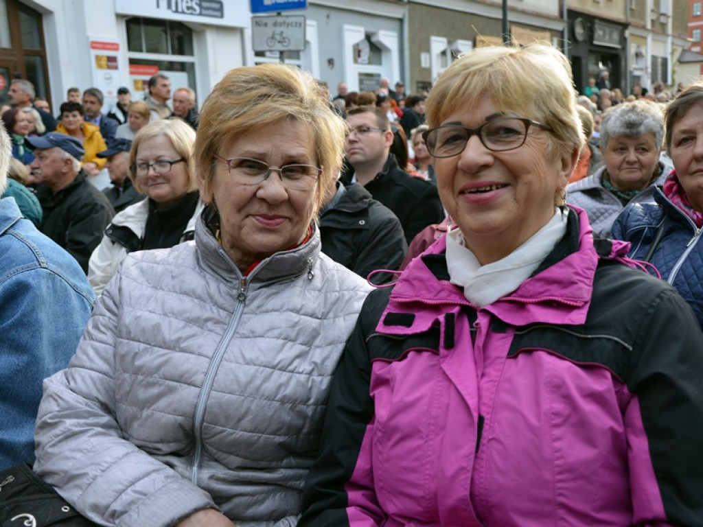 Huczne święto naszych hutników na rynku. Zagrał zespół Raz, Dwa, Trzy