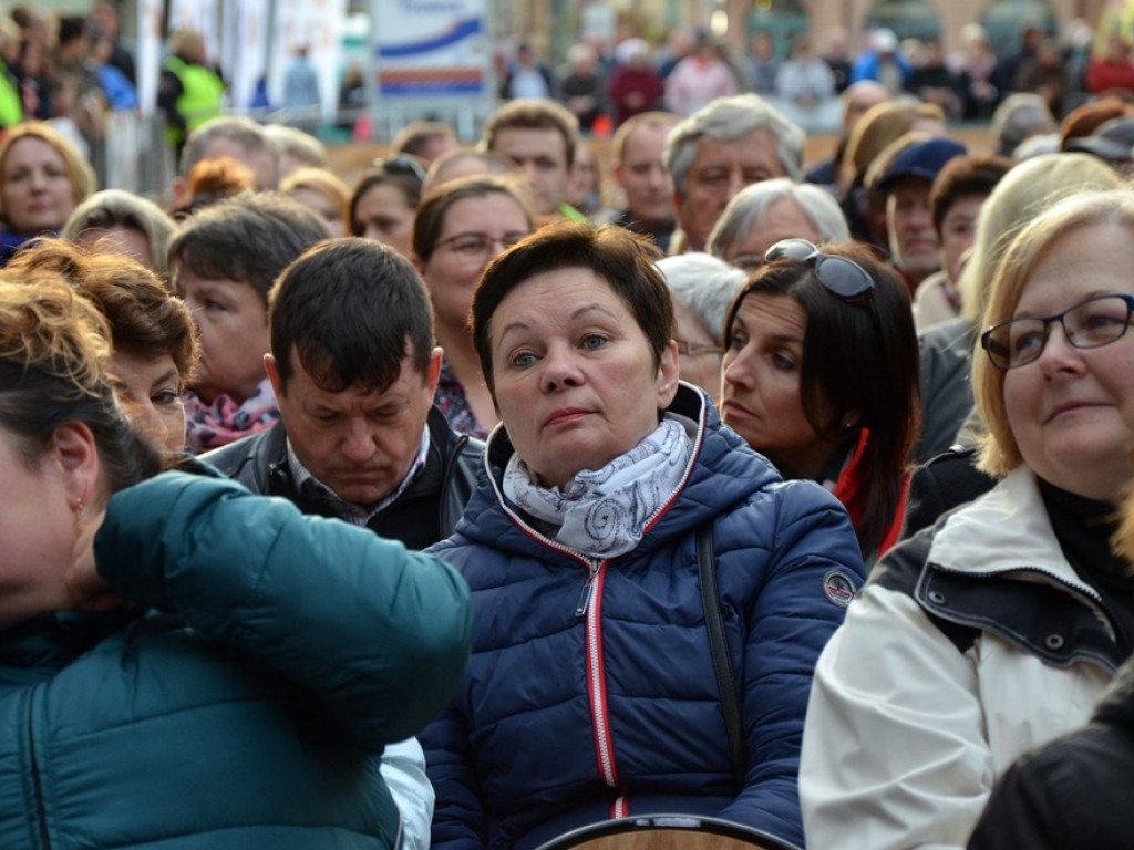 Huczne święto naszych hutników na rynku. Zagrał zespół Raz, Dwa, Trzy