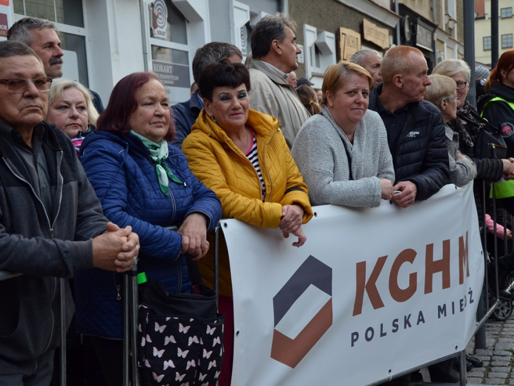 Huczne święto naszych hutników na rynku. Zagrał zespół Raz, Dwa, Trzy