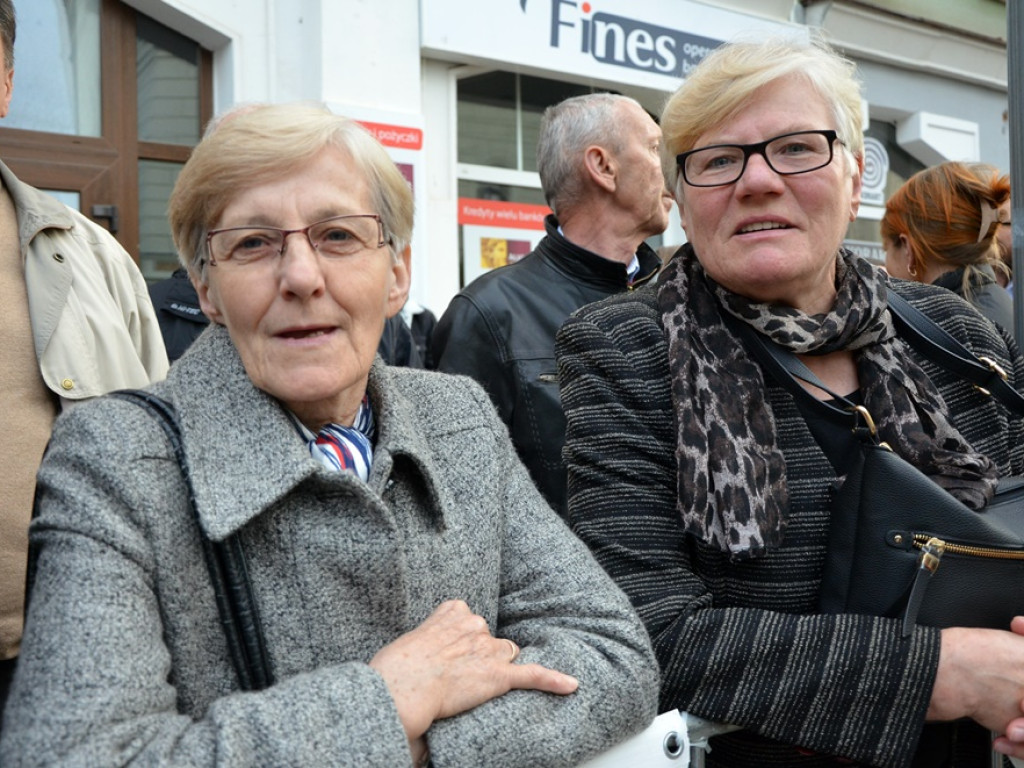 Huczne święto naszych hutników na rynku. Zagrał zespół Raz, Dwa, Trzy